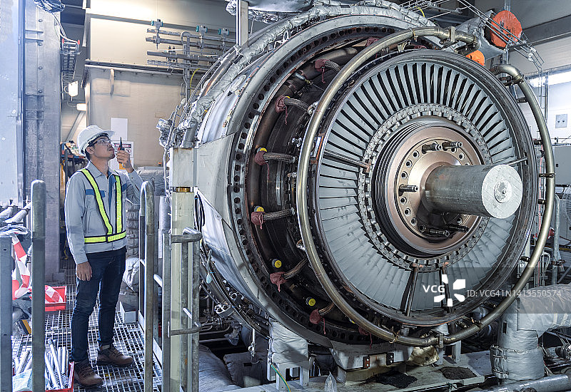 男人亚裔工程师在发电厂使用燃气轮机图片素材