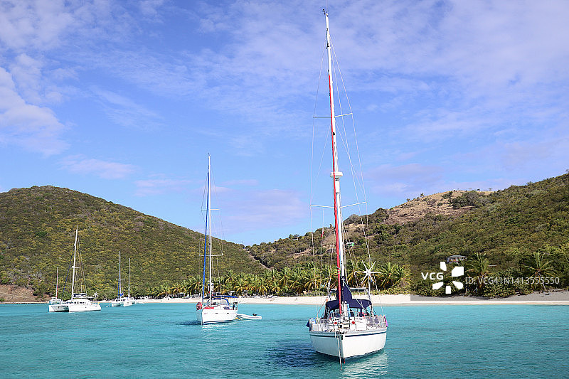 停泊在英属维尔京群岛Soggy Dollar酒吧附近的帆船图片素材