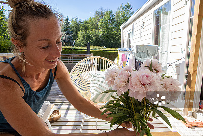 女人在阳台上摆放花卉图片素材