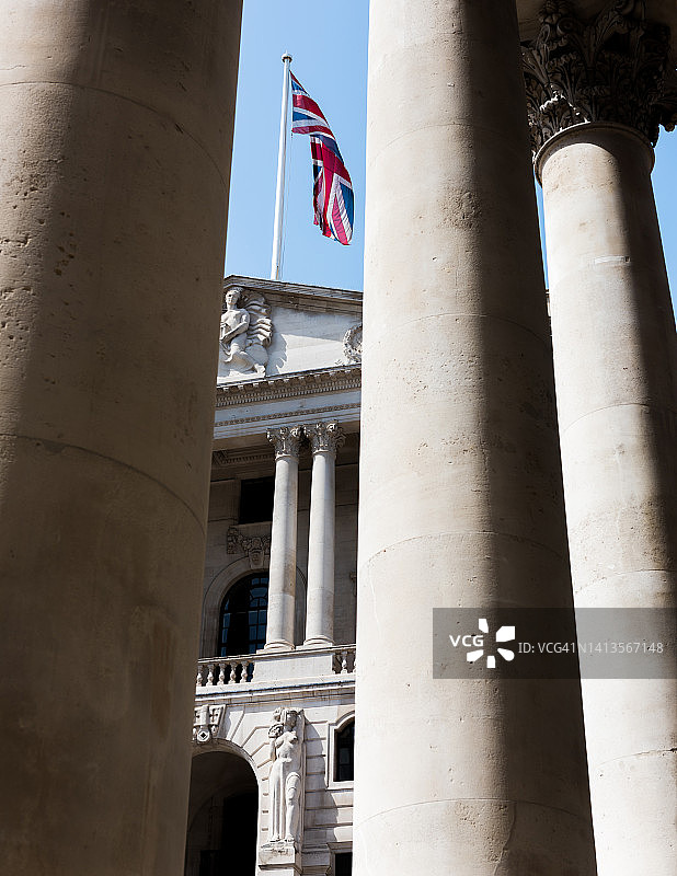 伦敦金融区一栋建筑物上飘扬的英国国旗图片素材