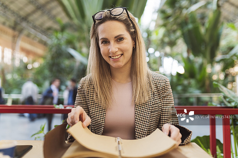 读书的女人图片素材