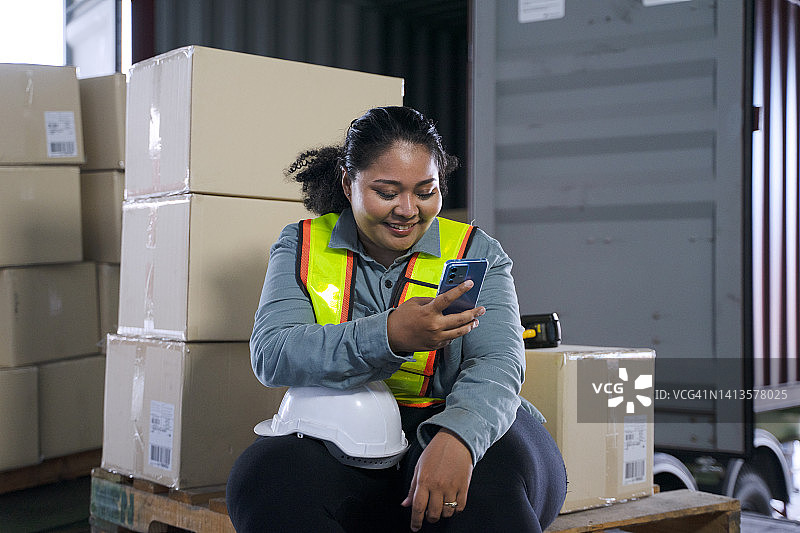 在仓库工作的蓝领工人图片素材