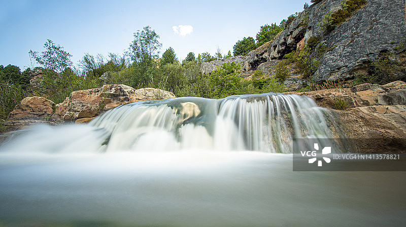 阳光明媚的日子里森林中的瀑布 - 丝绸效果图片素材