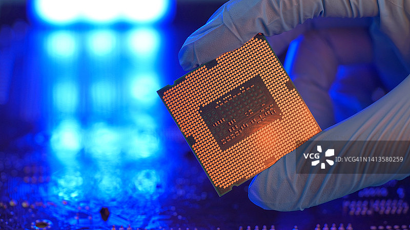 手套握持微芯片特写图片素材