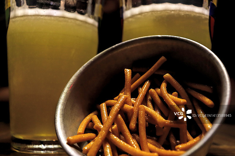 冰镇啤酒和佐酒小吃图片素材