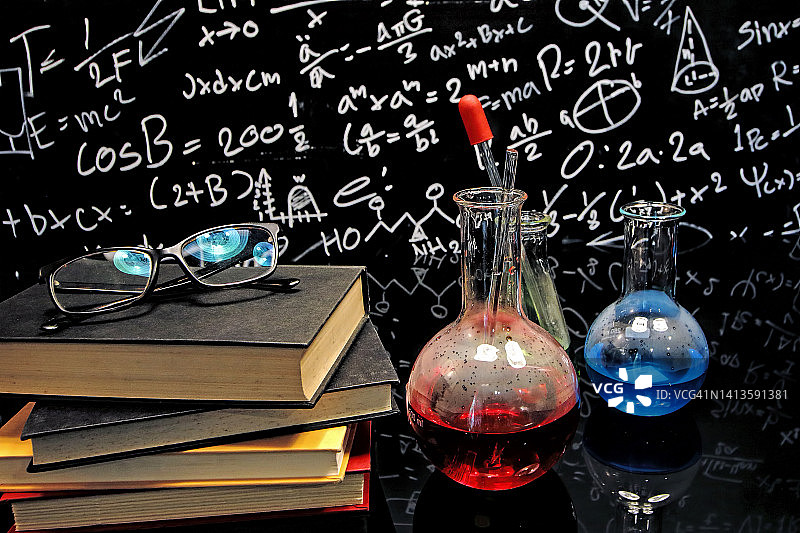 在学术实验室检查化学式图片素材