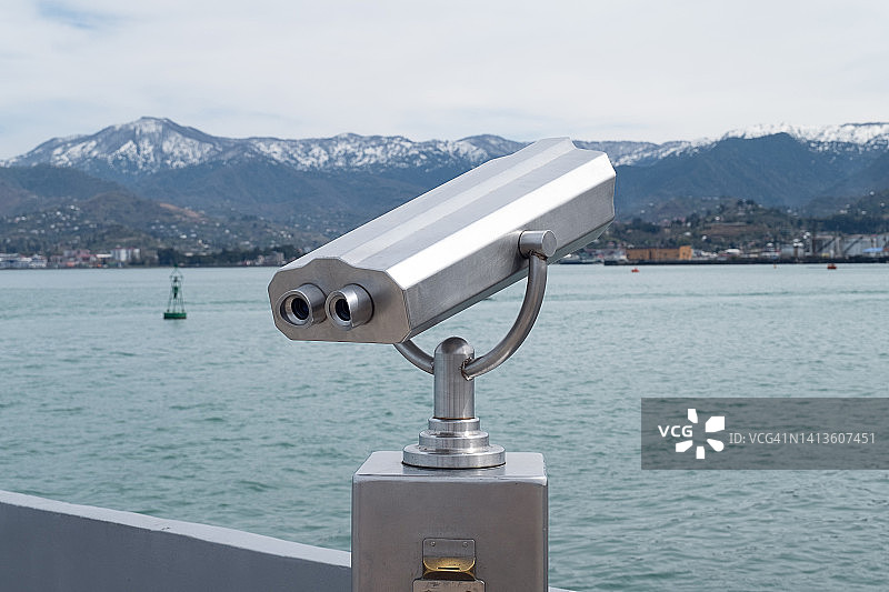 用于观看城市全景和景点的双筒望远镜。阴雨多云天气观景台。旅游概念图片素材