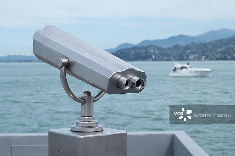 用于观看城市全景和景点的双筒望远镜。阴雨多云天气观景台。旅游概念图片素材