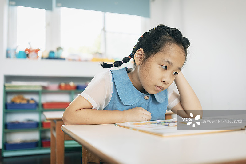 小学生在学校看故事书图片素材