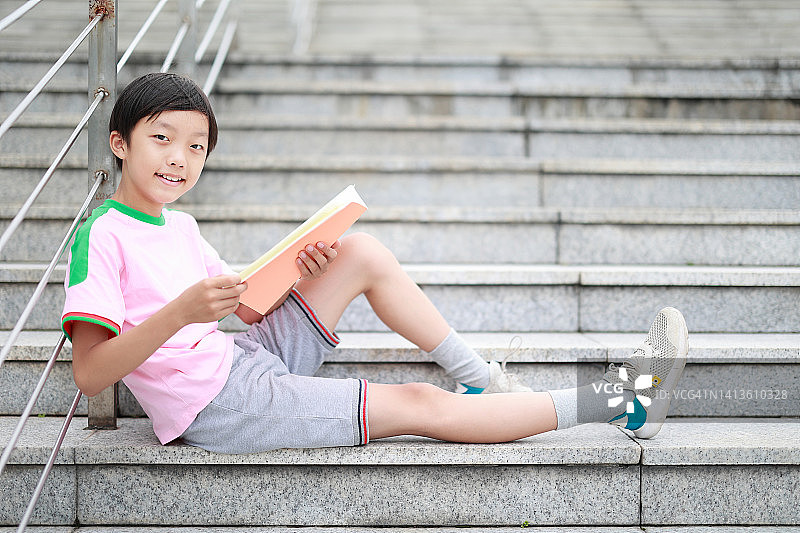 小男孩在读书图片素材