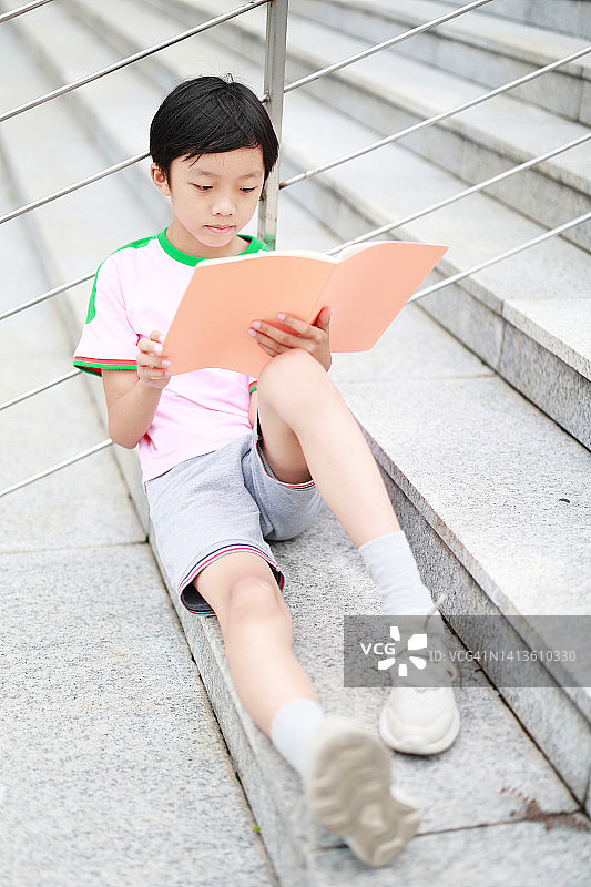 小男孩在读书图片素材