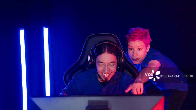 参加电子竞技视频游戏锦标赛的职业游戏男孩和女观众图片素材