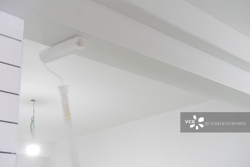 粉刷墙壁的亚洲师傅图片素材