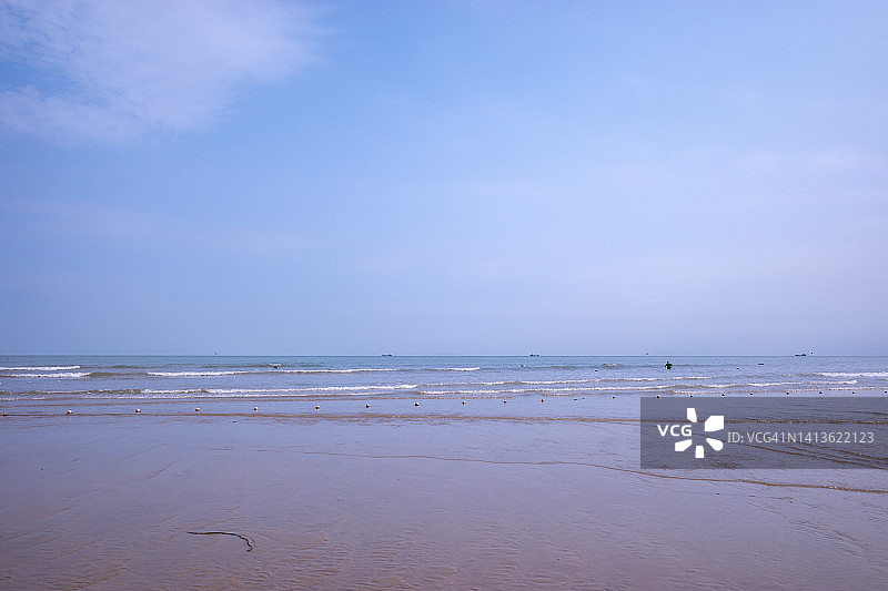 阳光明媚的海滩图片素材