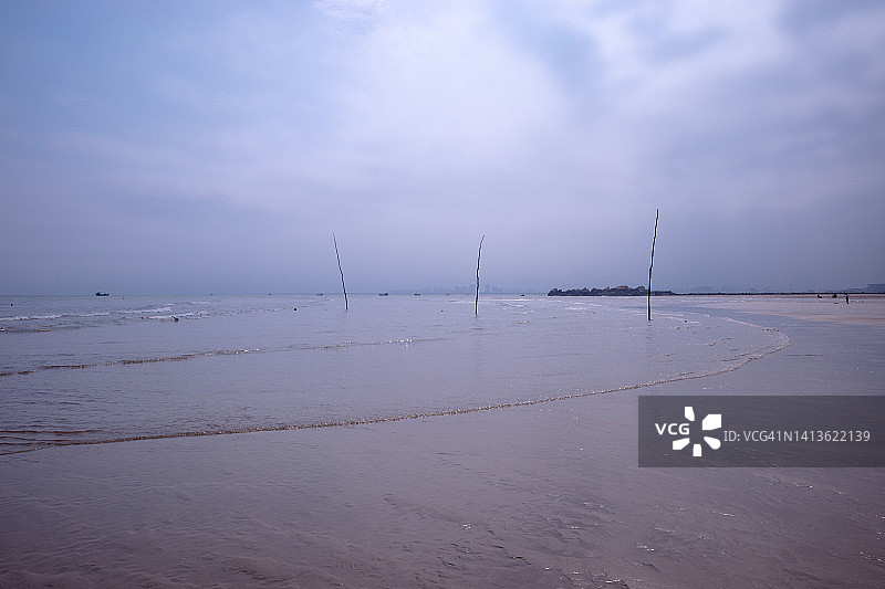 阳光明媚的海滩图片素材