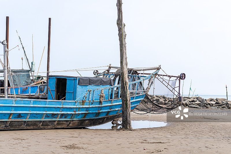 停靠在海岸的渔船图片素材