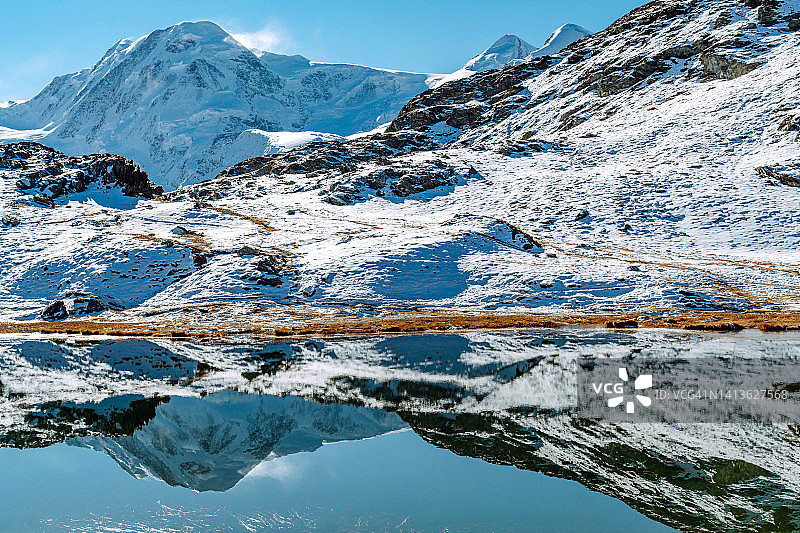 阳光下的马特洪峰和里iffelsee湖图片素材