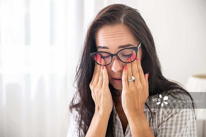 年轻女人按摩眼睛图片素材