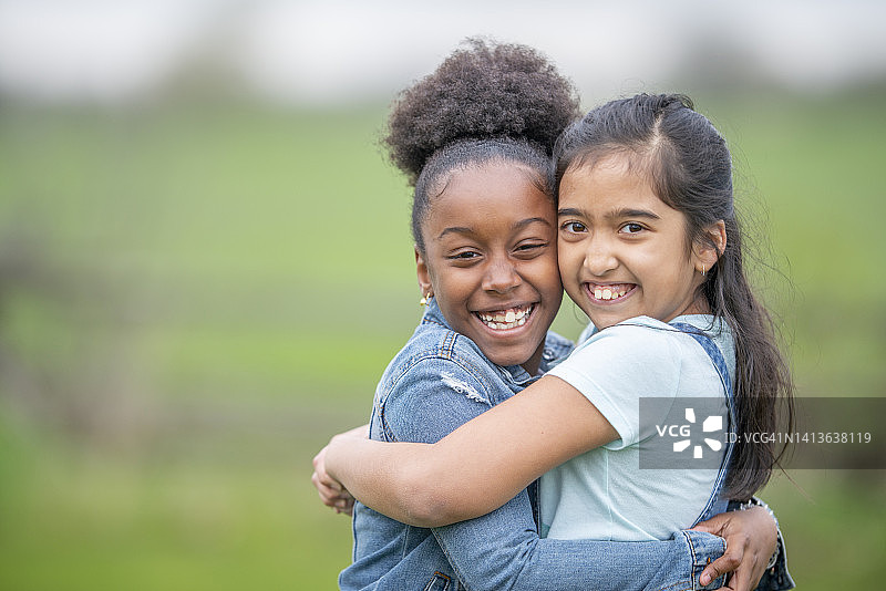 拥抱在一起的女孩子们图片素材