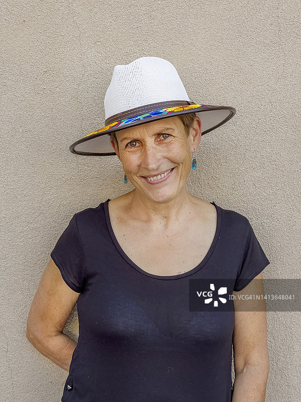 戴帽子的女人图片素材