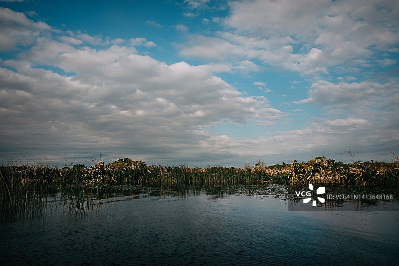 湖边的壮丽景色，戏剧性的天空和厚重的雨云图片素材