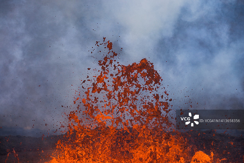 冰岛火山喷发壮丽景象图片素材