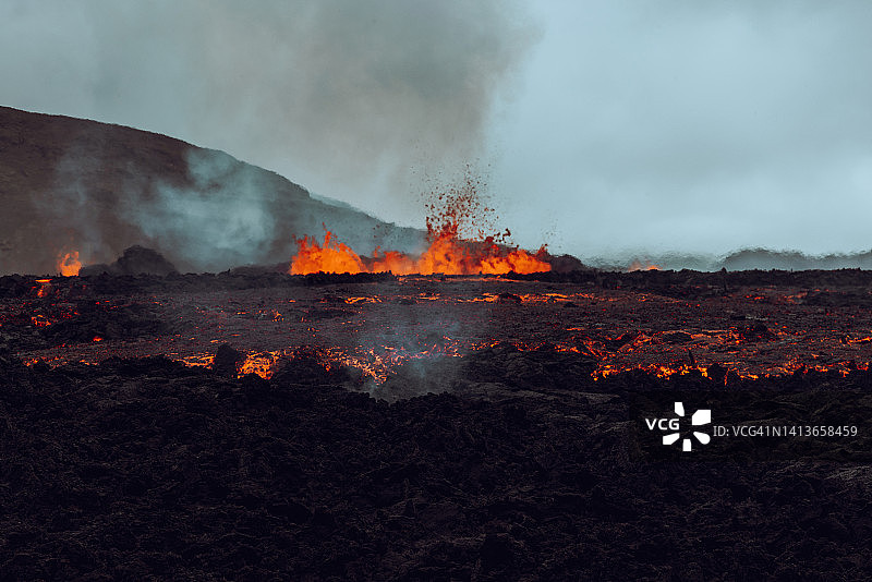 冰岛熔岩平原边缘附近的裂缝喷发的仰视镜头图片素材