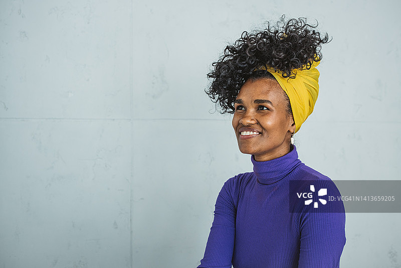 年轻漂亮的非洲裔美国女孩摆姿势图片素材