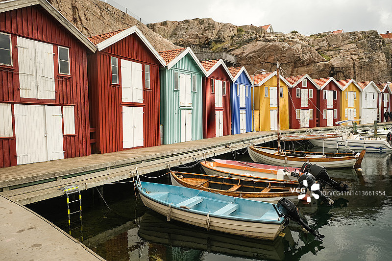 夏季斯莫根码头的彩色船屋图片素材