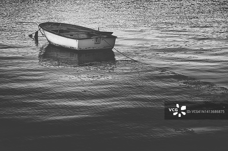 加利西亚阿罗萨河口的孤舟图片素材