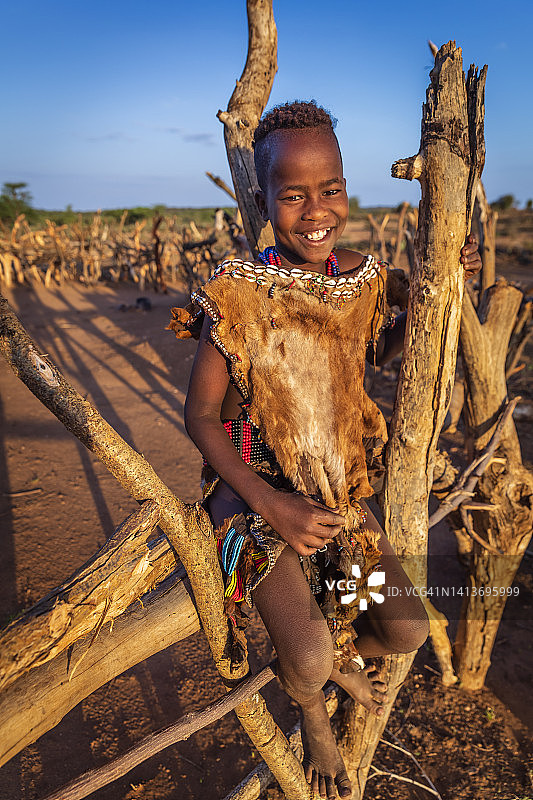 来自埃塞俄比亚哈默部落的年轻女孩的肖像图片素材