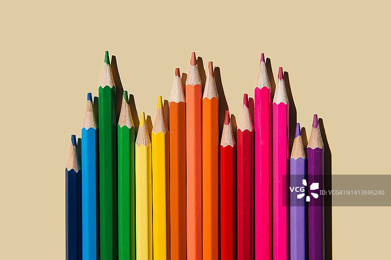 米色背景上的彩色铅笔，返校季概念图片素材