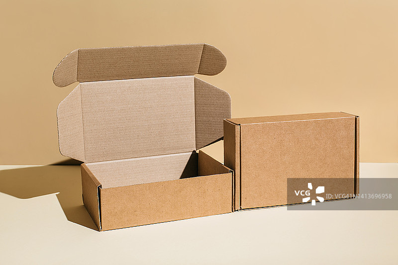 米色背景上的棕色纸板箱，留有复制空间图片素材