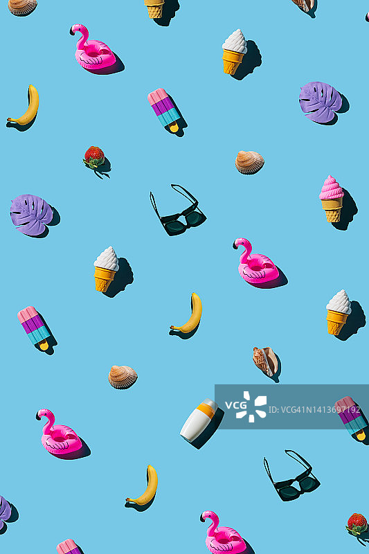 蓝色背景上的夏季元素图案图片素材