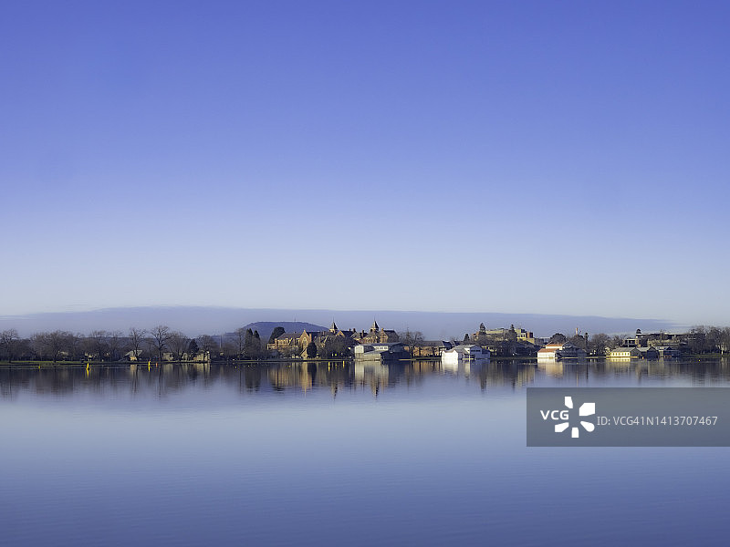 美丽的湖面反射图片素材