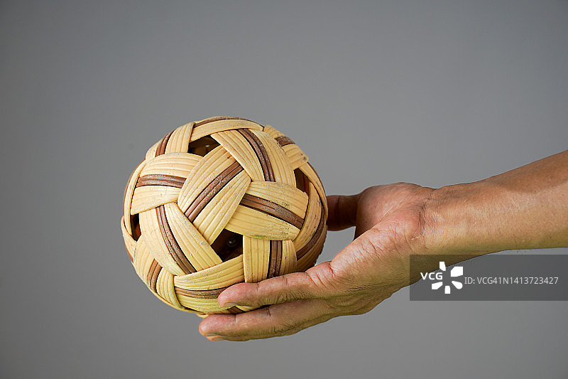 手持藤球图片素材