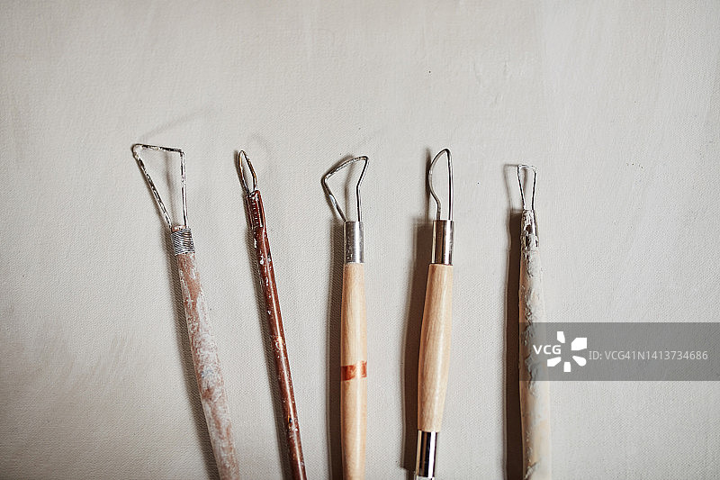 创意设计工作室陶器工具，用于制作和使用粘土，工艺美术后的木制物品特写，制作抽象创新设计的工具套装俯视图图片素材