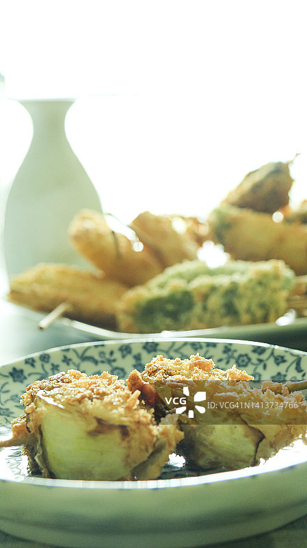 洋葱炸串和其他品种的背景特写图片素材