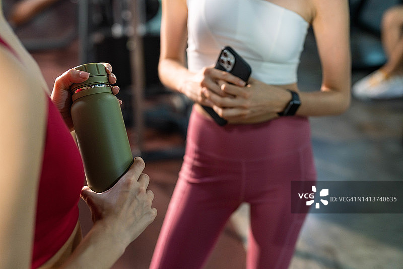 年轻有活力的美国女性在健身房锻炼后休息图片素材