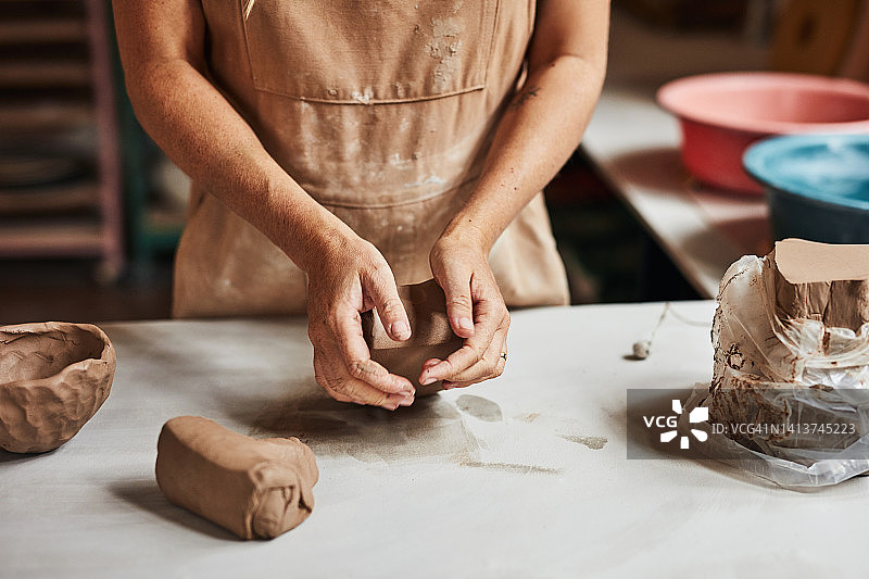 陶艺工作室：用湿粘土制作陶器图片素材