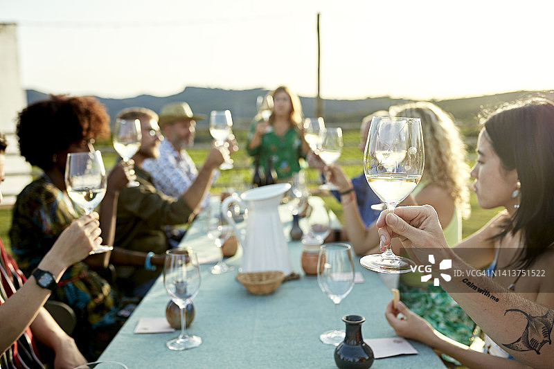 品酒师在户外活动中举杯图片素材