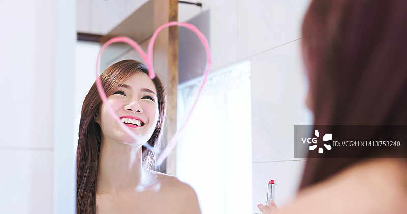 在镜子前的女人图片素材