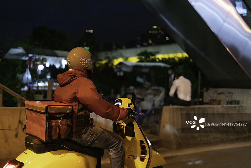 年轻男人夜晚送餐图片素材
