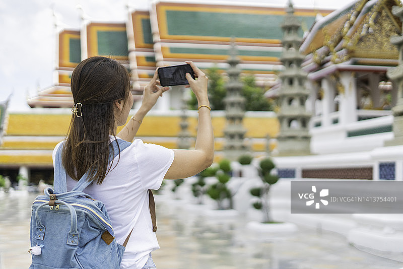 女人参观泰国曼谷的寺庙图片素材