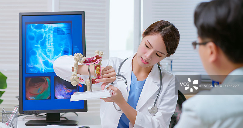 医生讲解结肠模型图片素材