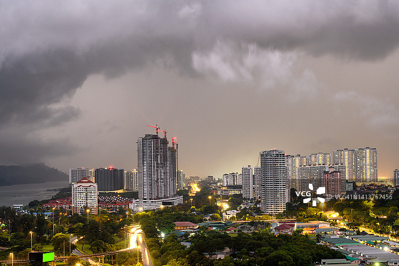 暴风雨下的槟城天际线图片素材