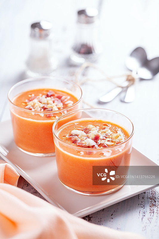 两杯西班牙冻汤图片素材