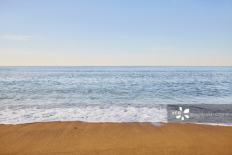 傍晚的海滩、大海和晴朗的天空图片素材
