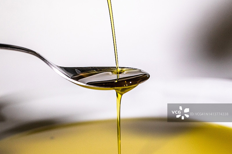 一勺橄榄油图片素材