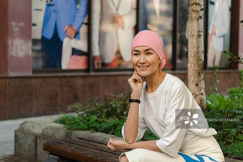 亚洲癌症患者在城市中休息图片素材